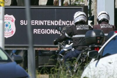 Imagem da notícia Bolsonaro deixa prisão da PF e é internado em hospital para cirurgia de hérnias